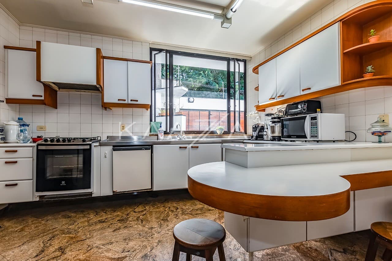 Área gourmet, piscina, atelier, pomar, lago de carpas e vista panorâmica. Casa para comtemplar a vida, no Jardim Guedala. - Foto 23