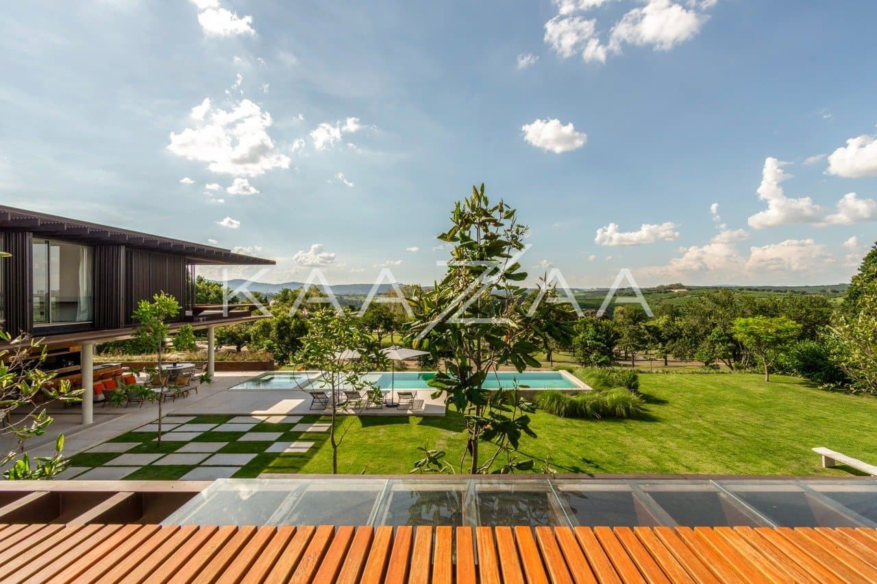 Casa contemporânea feita para interagir com a natureza ao redor. Projeto na Quinta da Baroneza. - Foto 32