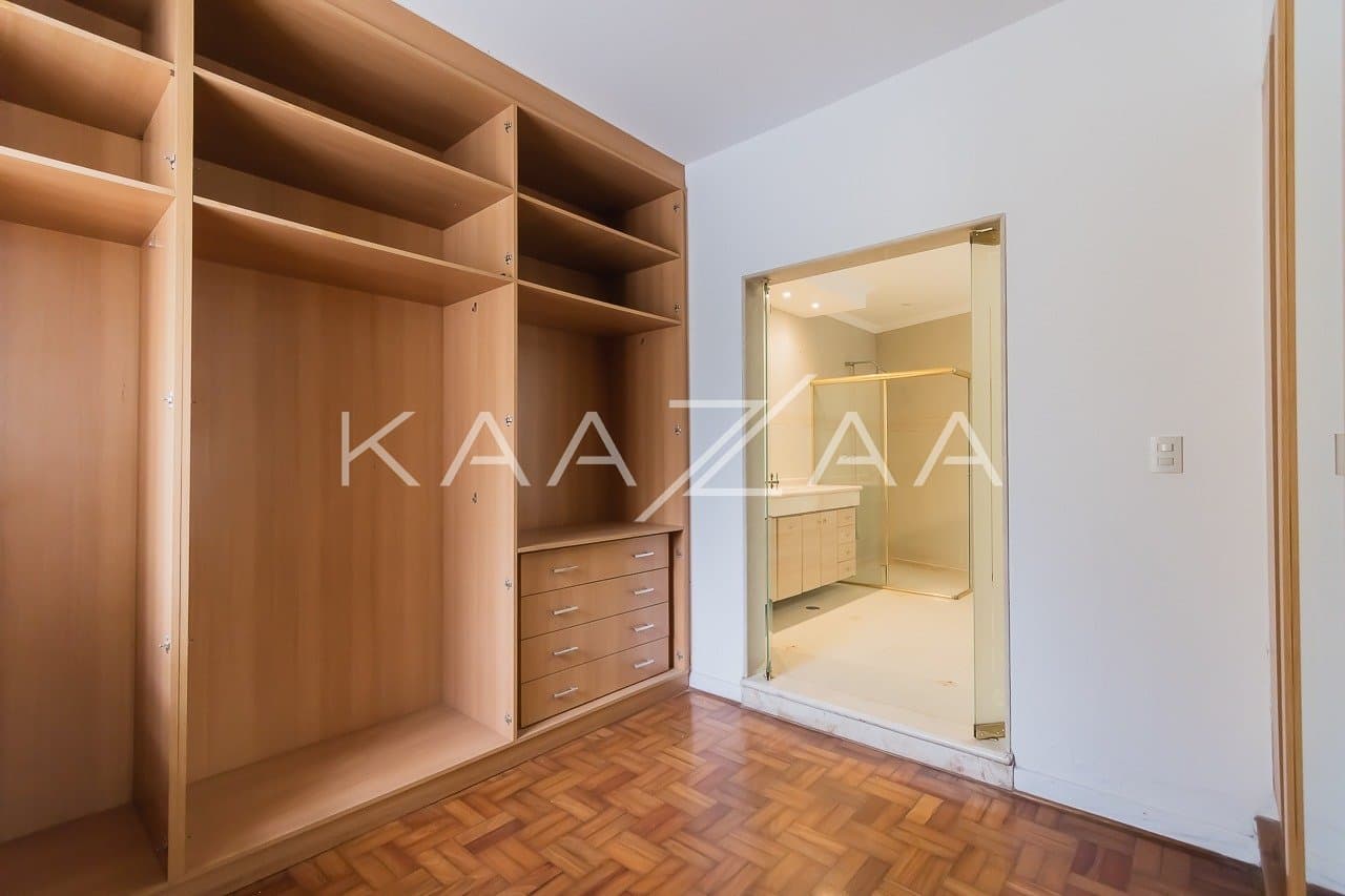 Ambientes leves e espaçosos, nesta casa de 480m² com 4 suítes no Jardim Paulista. - Foto 17