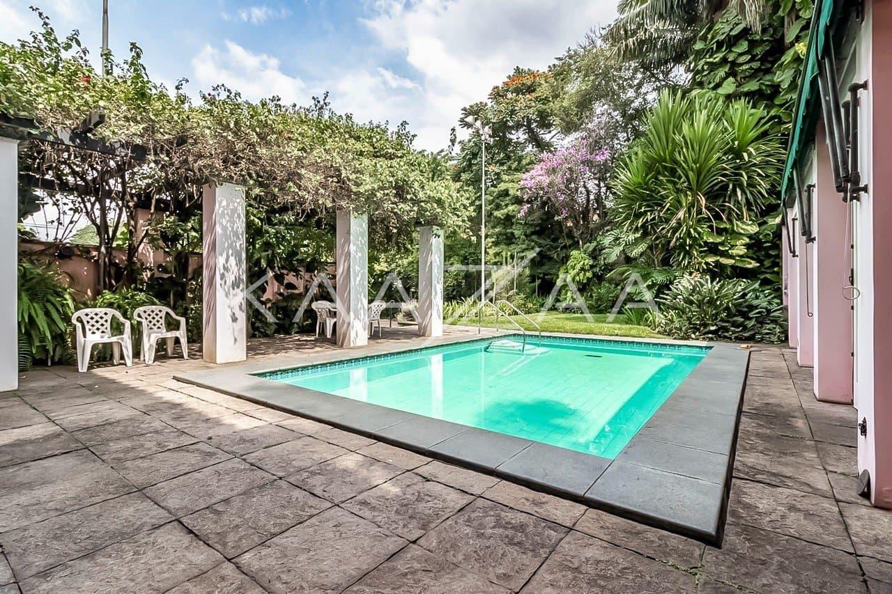 Casa cheia de potencial para reforma, com 1600 m² de terreno e um jardim exuberante em Alto de Pinheiros. - Foto 2