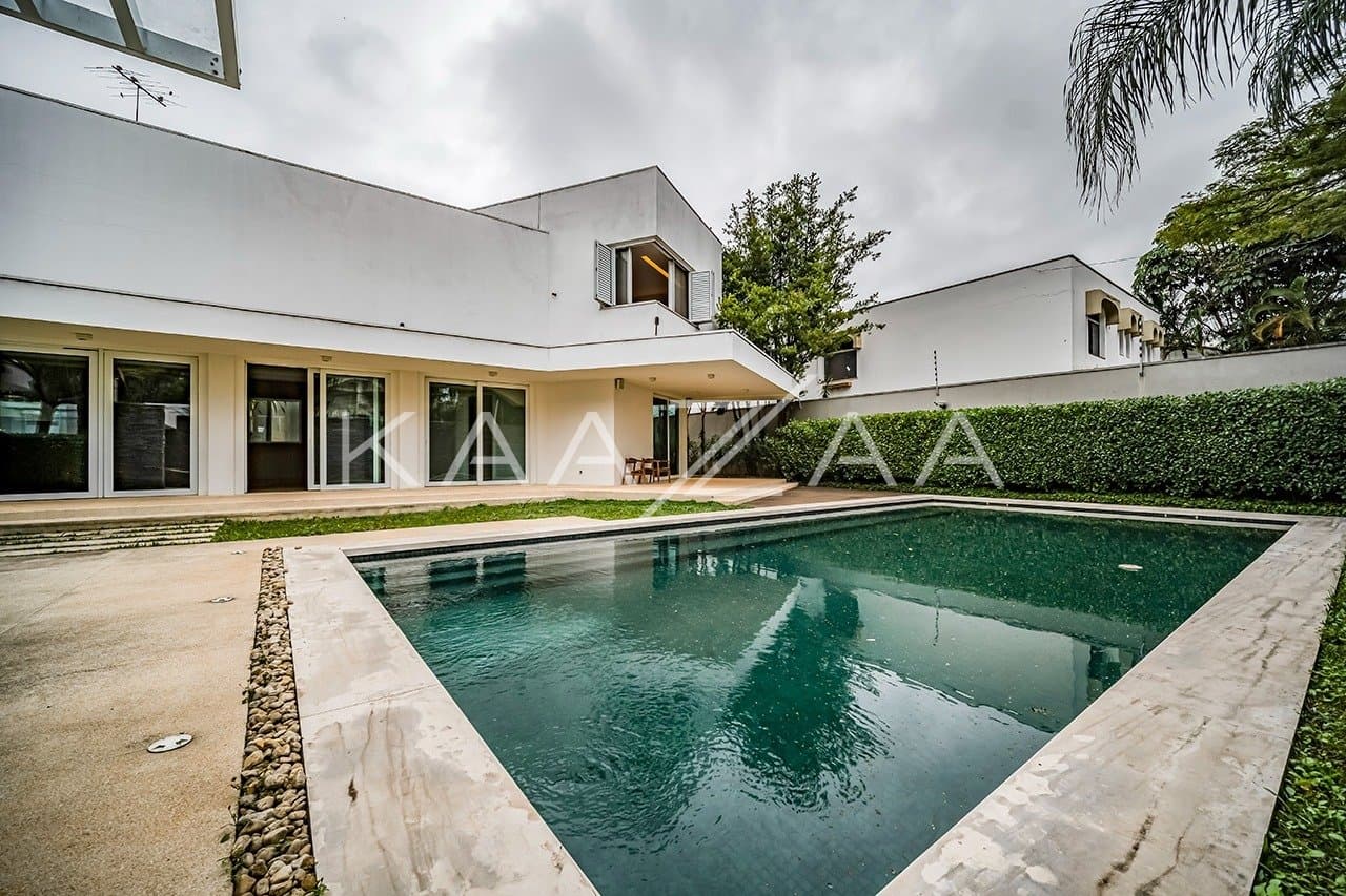 Que tal viver rodeado de muito verde em plena cidade grande? Esta casa no Jardim Lusitânia pode te proporcionar isso. - Foto 3